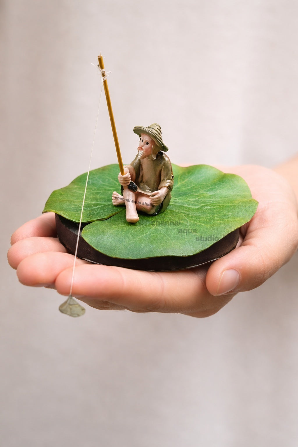 Floating Mini Fisherman Aquarium Decoration – Cute Simulation Ornament for Fish Tank Décor